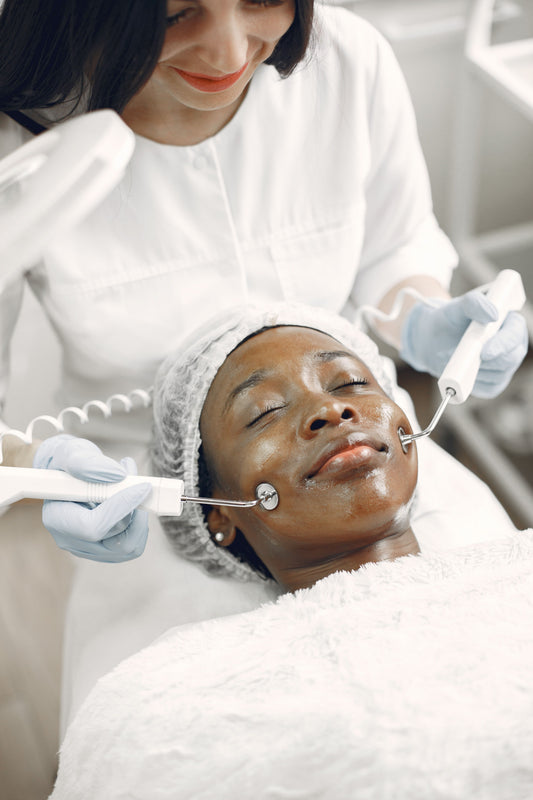 Dispositivo de microcorriente facial usado en rutina de skincare