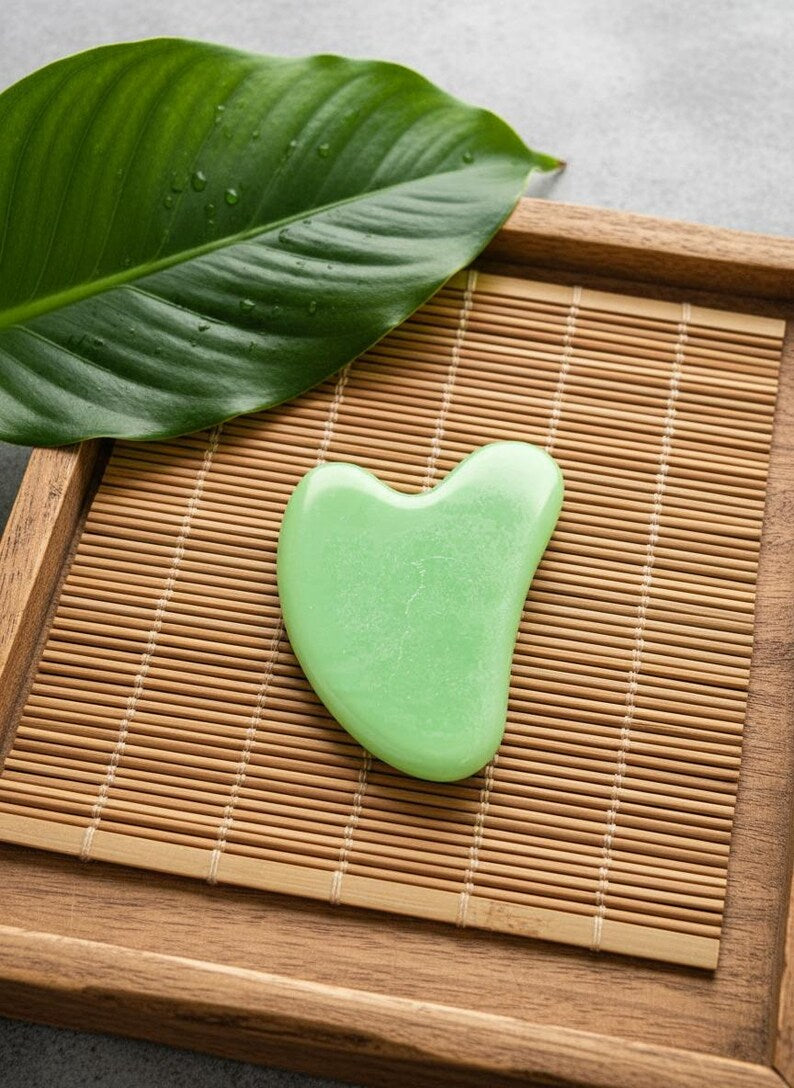 Gua Sha Jade Verde - uso sobre el rostro para masaje facial